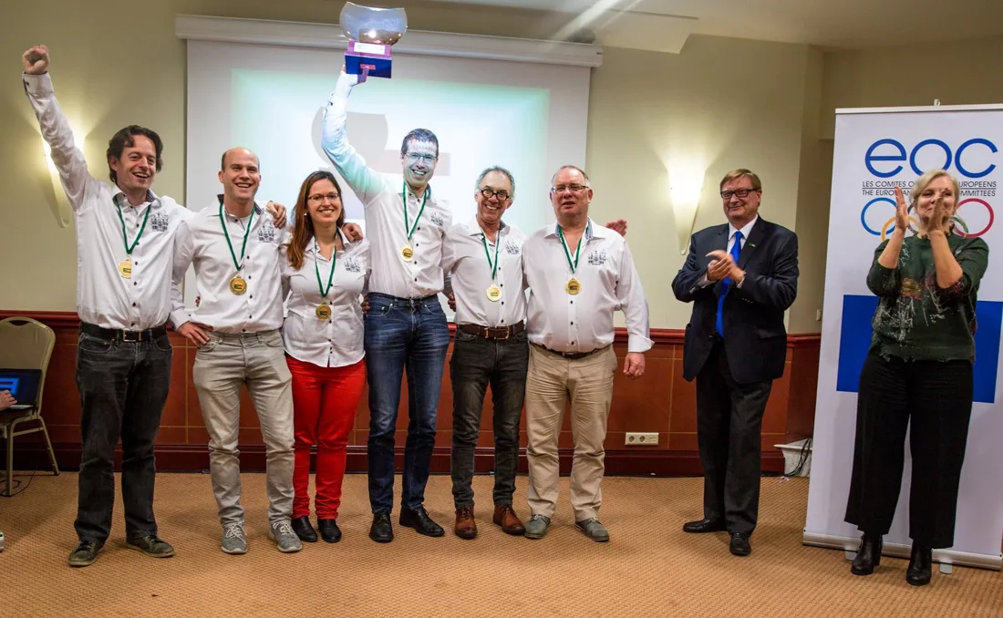 Het winnende team viert de Champions Cup 2017 in Riga met medailles en de beker