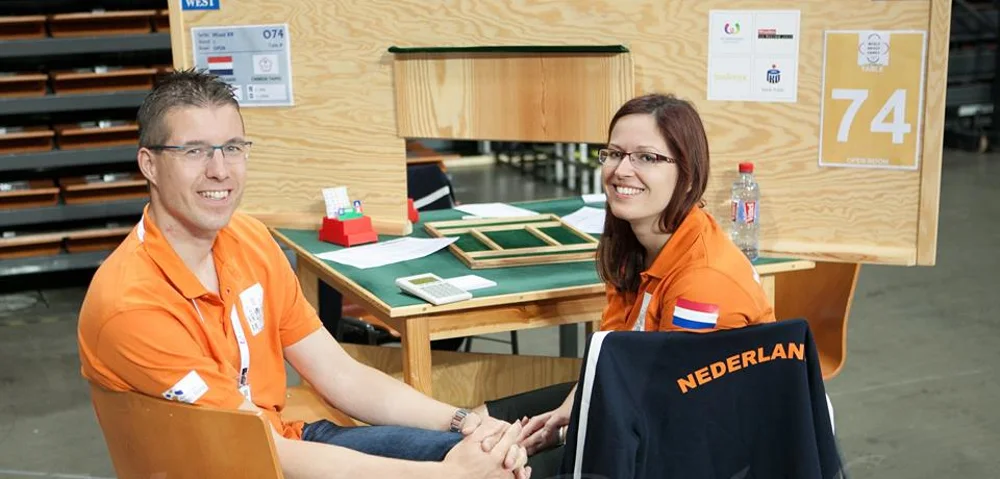Richard en Magie samen aan tafel tijdens een landenwedstrijd voor Nederland